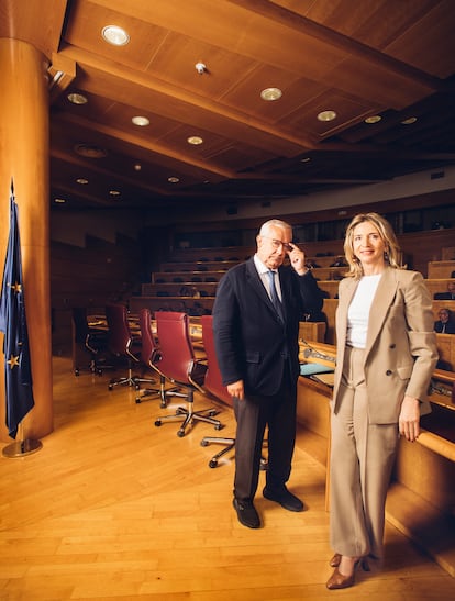 Javier Arenas y Alicia García, secretario general y portavoz, líderes de la mayoría del PP en el Senado, con 144 de los 266 escaños.