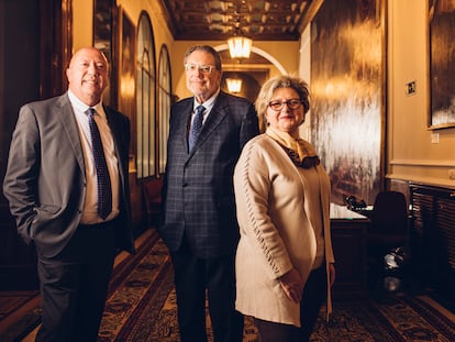 Los tres senadores de Junts per Catalunya, de izquierda a derecha, Joan Baptista Bagué, Josep Lluís Cleries y Maria Teresa Pallarès.