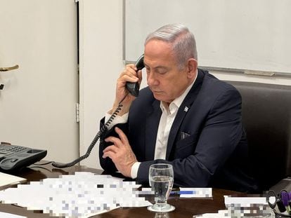 Benjamín Netanyahu, durante una conversación telefónica con el presidente estadounidense, Joe Biden, este sábado.