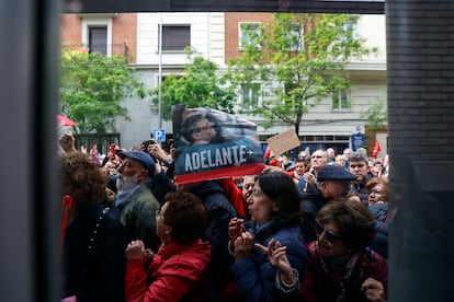 Un manifestante sostiene un cartel en apoyo a Pedro Sánchez.