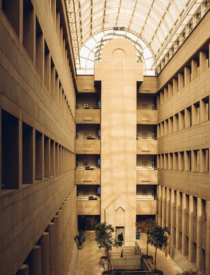 El llamado patio de los naranjos del edificio nuevo, al que se asoman los despachos de los senadores. La ampliación del Senado se comenzó a mediados de los 80 y se culminó en 1993.