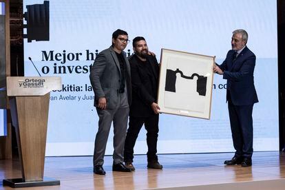 Los ganadores del premio de investigación, Juan José Martínez (izquierda) y Bryan Avelar, este martes en los premios Ortega y Gasset.