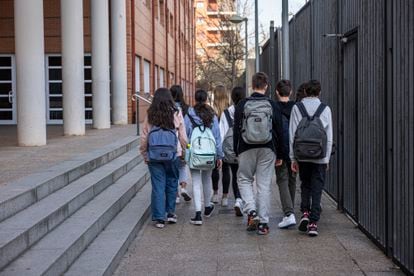 Alumnos a la entrada de un instituto público en Valencia.
