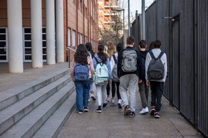 Alumnos a la entrada de un instituto público en Valencia.
