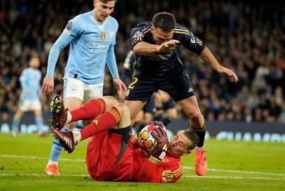 Andriy Lunin detiene una balón ante Carvajal y Juliá álvarez. 