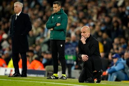 Carlo Ancelotti, entrenador del Real Madrid y Pep Guardiola, entrenador del Manchester City siguen el partido en la banda.