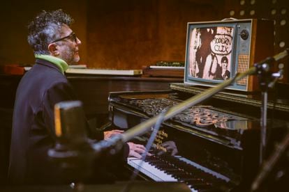 “Te quedás toda la noche componiendo y al día siguiente no podés hacer nada porque estás hecho bolsa”, reconoce Fito Páez.