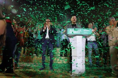 El candidato de EH Bildu, Pello Otxandiano (a la izquierda), y el Coordinador General del partido, Arnaldo Otegi, celebran este domingo los resultados.