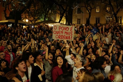 Centenares de personas cantan el himno de la revolución de abril, 'Grândola, vila morena', en el arranque de la fiesta de conmemoración, en Lisboa, el 24 de abril.