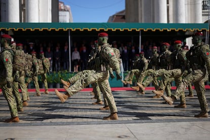 Militares desfilan durante la ceremonia conmemorativa por el 50 aniversario de la Revolución de los Claveles, este jueves en Portugal.