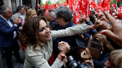 María Jesús Montero saluda a los simpatizantes en Ferraz.