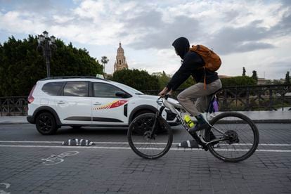 Un ciclista se cruza con un taxi en el puente de los Peligros, este lunes en la capital murciana.