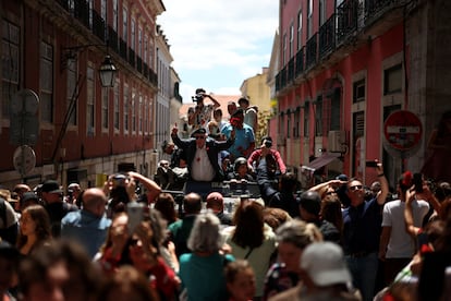 Militares retirados avanzan por las calles de Lisboa en un vehículo original de la Revolución de los Claveles, este jueves durante las conmemoraciones del 50 aniversario del levantamiento.