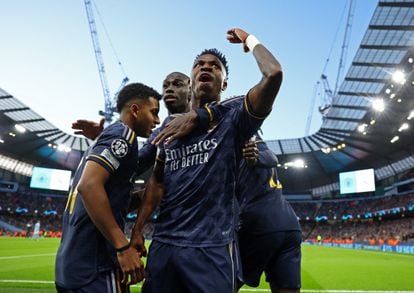 Los jugadores del Real Madrid celebran el primer gol.