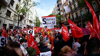 Carteles a favor del presidente del Gobierno y secretario general del PSOE, Pedro Sánchez, este sábado frente a la sede del partido.