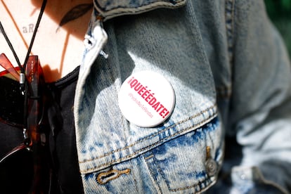 Detalle de una chapa en la chaqueta de una de los simpatizantes del PSOE que se han concentrado este sábado en los alrededores de la sede socialista de Ferraz.
