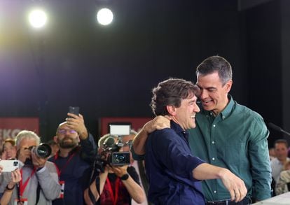 El presidente del Gobierno, Pedro Sánchez, abraza al candidato socialista a lehendakari, Eneko Andueza, durante el acto de cierre de campaña del PSOE-PSE de las elecciones vascas, este viernes en Bilbao.