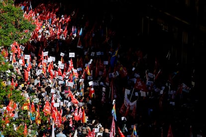 Banderas del PSOE y carteles en apoyo al presidente del Gobierno son portados por los simpatizantes en la calle de Ferraz.