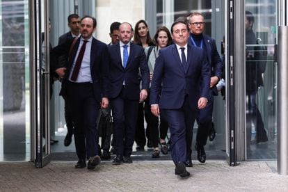 El ministro de Asuntos Exteriores de España, José Manuel Albares, a su salida de la reunión, este viernes en Bruselas.