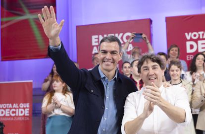 Pedro Sánchez y Eneko Andueza, en el acto central de los socialistas vascos celebrado en San Sebastián.