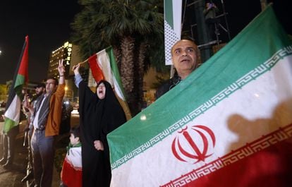 Unos iraníes celebraban el ataque contra Israel, este sábado por la noche en Teherán.