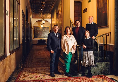 Los cinco senadores del Grupo Izquierda Confederal. De izquierda a derecha, Enric Morera, Carla Delgado, Fabián Chinea, Uxue Barcos y Juanjo Ferrer.