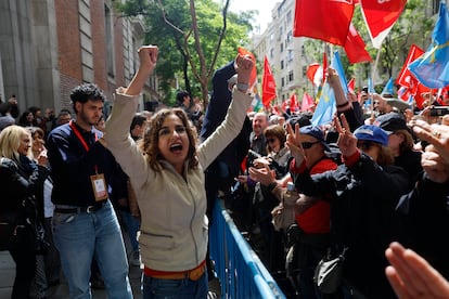 La vicepresidenta primera del Gobierno de España, María Jesús Montero, saluda a un grupo de simpatizantes en el exterior de la sede del partido.