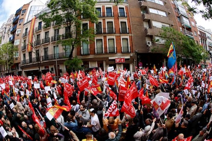 Vista de la calle Ferraz, ante la sede del PSOE, llena de simpatizantes socialistas.