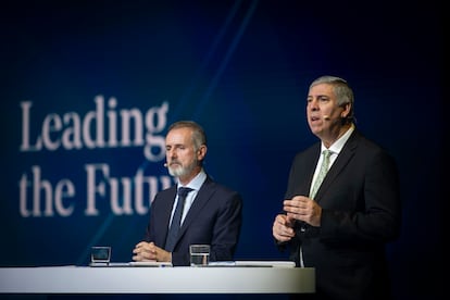 Marc Murtra, presidente y nuevo consejero ejecutivo de Indra y José Vicente de los Mozos, consejero delegado de Indra.