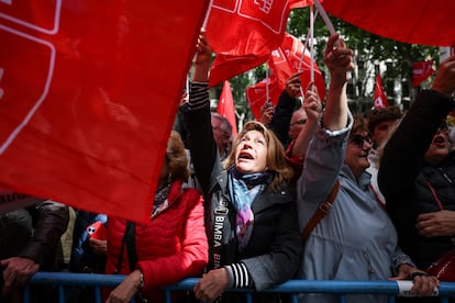 Manifestantes ondean banderas socialistas en las inmediaciones de la sede.