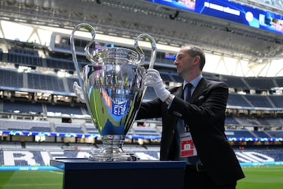 Un operario coloca el trofeo de la Champions League en el estadio Santiago Bernabéu.