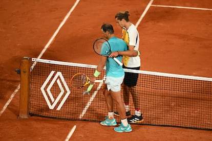 Zverev abraza a Nadal tras derrotarle en la primera ronda del Roland Garros.