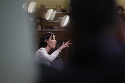 La diputada del PSOE Andrea Fernández, interviene durante la sesión plenaria de este martes.