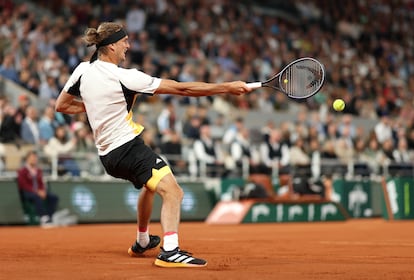 El alemán Alexander Zverev devuelve la pelota con un golpe de derecha.