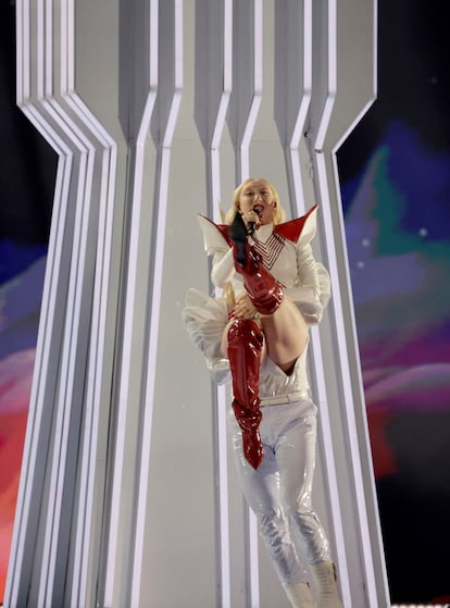 Luna, en representación de Polonia, actúa en el escenario durante la primera semifinal del Festival de la canción de Eurovisión 2024, con su canción The Tower.