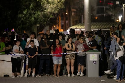 Decenas de personas se han acercado a la zona del colapso.