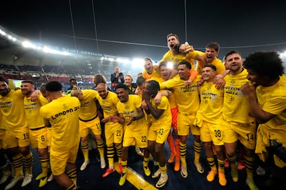 Los jugadores del Borussia Dortmund tras eliminar al PSG en París.