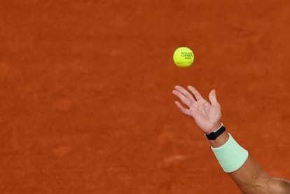 El español Rafael Nadal se prepara para sacar en su primer partido contra el alemán Alexander Zverev en el Roland Garros.