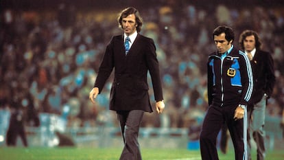 César Luis Menotti camina por el terreno de juego, durante el partido Argentina contra Holanda en la final del Mundial 1978, en el estadio Monumental de Buenos Aires.