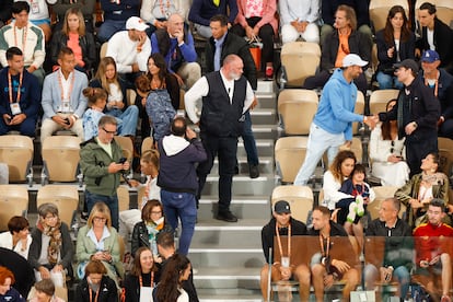 Iga Swiatek (en la fila inferior, cuarta desde la izquierda), Carlos Alcaraz (en la fila superior, tercero desde la izquierda) y Djokovic (de pie con suéter azul y gorra blanca), observaron el partido entre Nadal y Zverev.