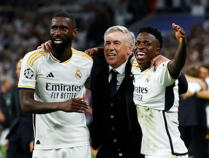 Antonio Ridiger, Carlo Ancelotti y Vinicius Junior celebran el pase a la final de la Champions este miércoles.