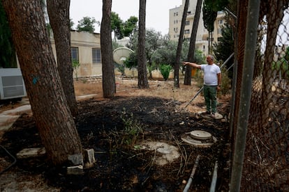 Un hombre muestra las consecuencias del incendio en la sede en Jerusalén de la agencia para los refugiados palestinos de la ONU este viernes.