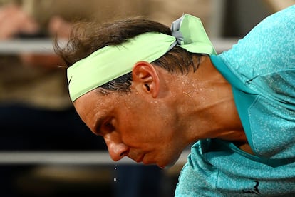 El sudor gotea de la nariz de Nadal durante su partido contra Alexander Zverev.