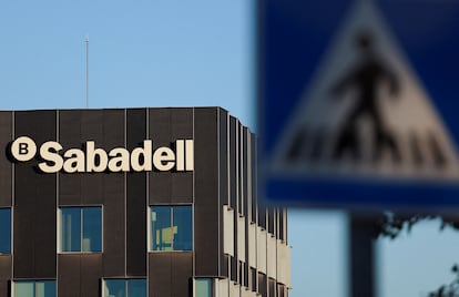Sede del Banco Sabadell en Barcelona, el 2 de mayo.
