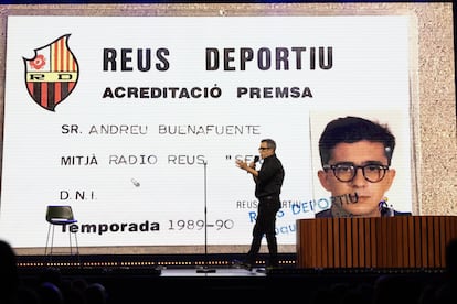 Un momento del monólogo de Andreu Buenafuente. En la pantalla, su acreditación del Reus Dsportiu,