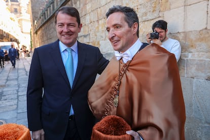 Mañueco entroniza al rector de las miles de autocitas en una ceremonia solemne en la Universidad de Salamanca