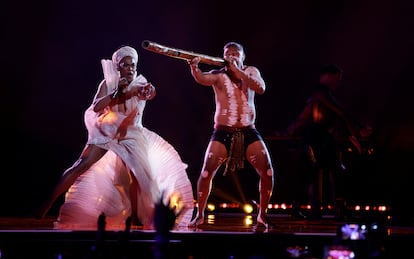 Electric Fields, que representa a Australia, actúa en el  durante la primera semifinal del Festival de la canción de Eurovisión 2024, interpretando la canción One Milkali.