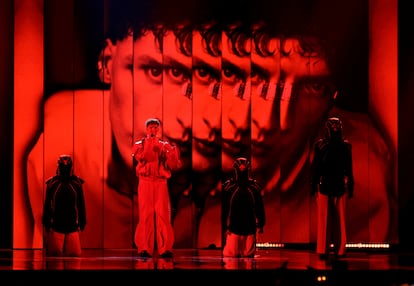 Silvester Belt, representante de Lituania, actúa en el escenario con la canción 'Luktelk', este martes durante la primera semifinal.