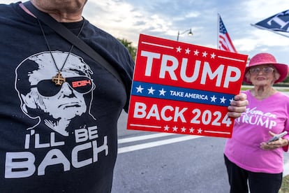 Simpatizantes de Trump en las inmediaciones de la residencia del expresidente en Mar-a-Lago (Florida), este 30 de abril.