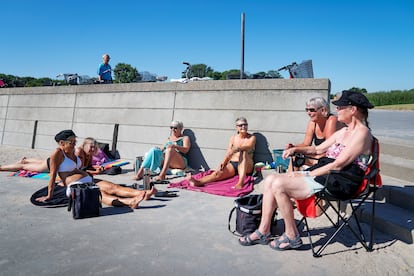 A group of women sit at the Amager beach park during hot weather in Copenhagen, Denmark August 7, 2020. Claus Bech/Ritzau Scanpix/via REUTERS ATTENTION EDITORS - THIS IMAGE WAS PROVIDED BY A THIRD PARTY. DENMARK OUT. NO COMMERCIAL OR EDITORIAL SALES IN DENMARK.